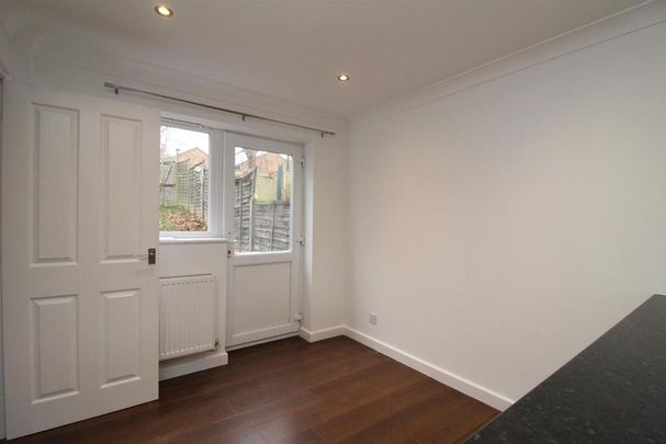 3 bedroom end of terrace house to rent - Photo 1