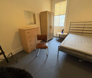 1 bedroom in a flat share to rent - Photo 1