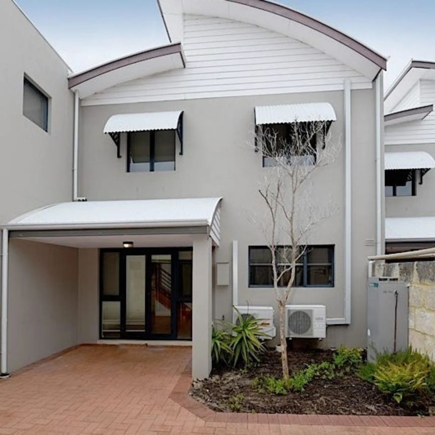 Modern Chic Townhouse in Prime Fremantle Location - Photo 1