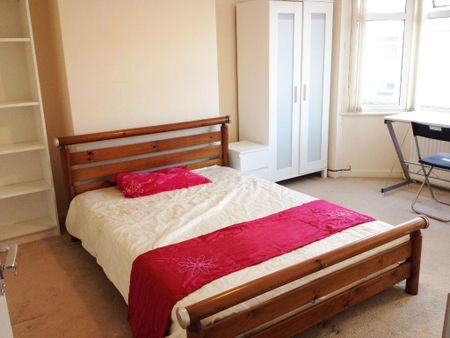 1 bedroom in a house share to rent - Photo 2