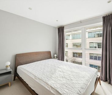 Stunning Canal‑Facing Two Bedroom Apartment in Angel Wharf, N1 - Photo 3