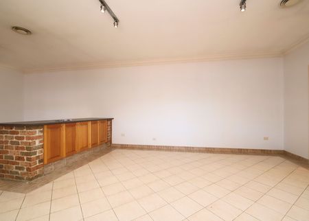 Large Four Bedroom Family Home - Photo 2