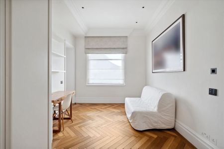A superb apartment located on Kensington Court Gardens, W8. - Photo 2