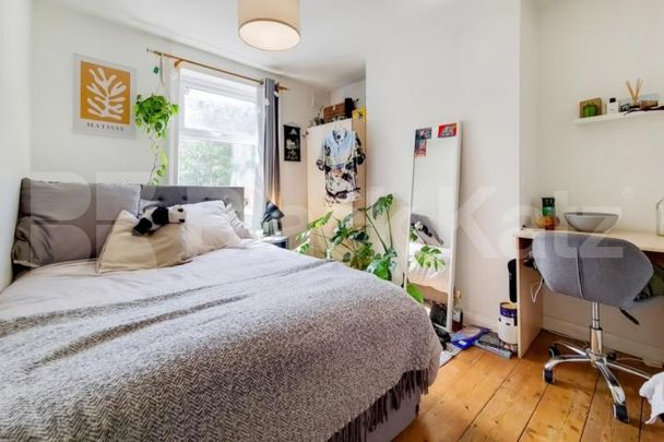 4 bedroom house close to zone 2 station with easy access to central London - Photo 1