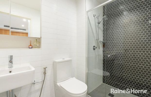 ULTRA MODERN ONE BEDROOM APARTMENT WITH DISTRICT AND WATER VIEWS! - Photo 1