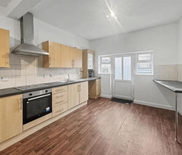 3 bedroom flat to rent - Photo 6