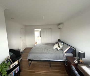 Street Frontage Townhome! - Photo 2