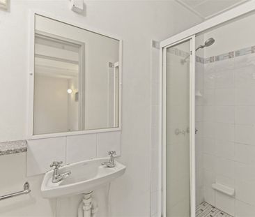 Spacious Annerley Apartment With Separate Living Area - Photo 6