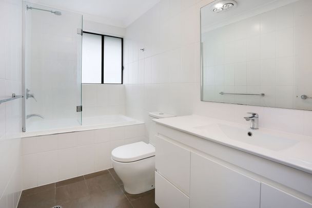 For Lease: Modern Townhouse in Prime Location - Photo 1