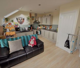 2 bedroom Flat in Otley Road, Leeds - Photo 5