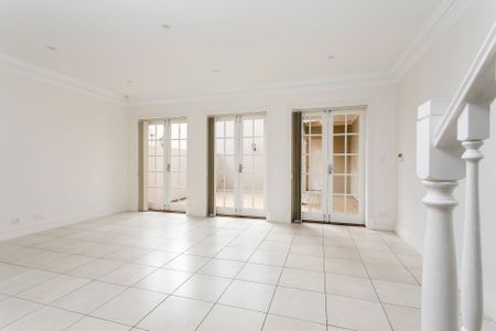 A classic beauty offering a cosmopolitan lifestyle! - Photo 4