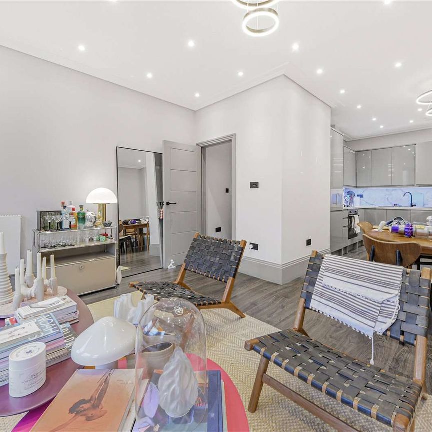A modern first floor two bedroom apartment with access to communal gardens. - Photo 1
