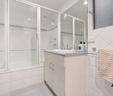 Modern One Bedroom Apartment in Vibrant Manly - Your Perfect Retreat! - Photo 5