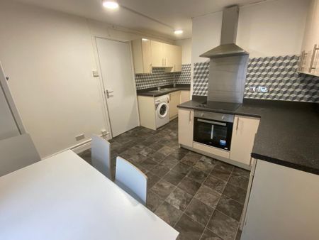 3 bedroom flat to rent - Photo 4