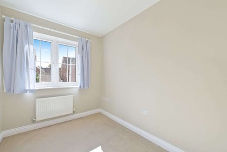 Available now is this five bedroom detached house to let, offering comfort and flexibility within the prestigious Merchant Taylor’s Place development. - Photo 4