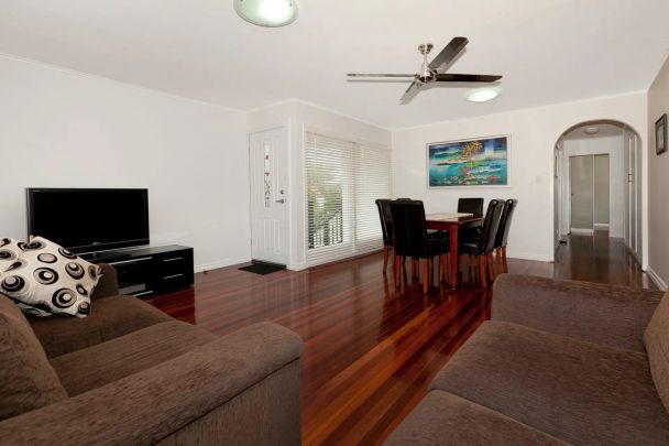 12 Olivella Street, Mansfield. - Photo 1