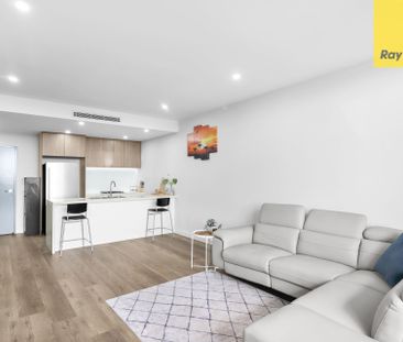 STUNNING TOP FLOOR APARTMENT - Photo 1