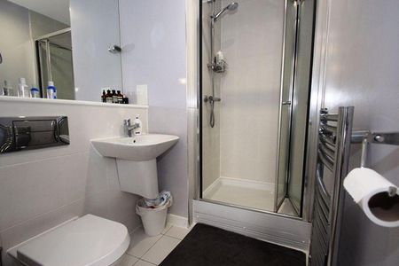 3 bedroom apartment to rent - Photo 4