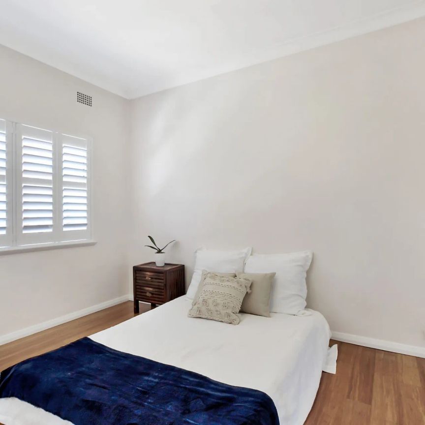 Conveniently located apartment with renovated features - Photo 1