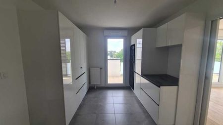 Location Appartement 4 pièces 152m² ST JEAN DE LA RUELLE 45140 - Photo 5