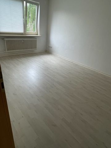 Schöne 3 Zimmer-Wohnung mit Einbauküche und Balkon in Citynähe! - Foto 4