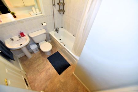 2 bedroom Flat in Flat 3, Leeds - Photo 3