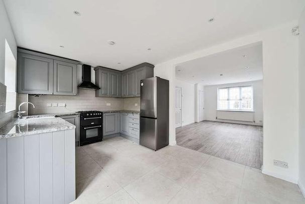 Rosslyn Park, Weybridge, Surrey, KT13 - Photo 1