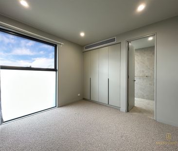 Luxury 4-Bedroom Townhouse in Blackburn - Photo 3