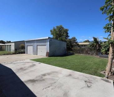 Large Air conditioned Home with Double Bay Shed and 5 KW Solar Power - Photo 4