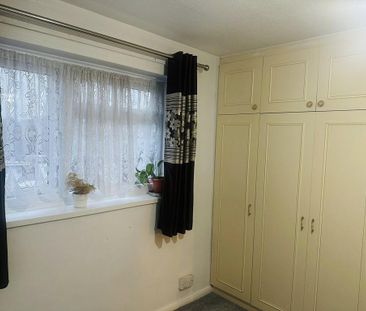 5 bedroom semi-detached house to rent - Photo 4