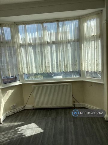 3 bedroom terraced house to rent - Photo 2