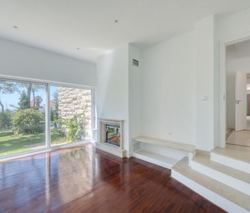 6-bedroom villa with pool and garden in Estoril. - Photo 1