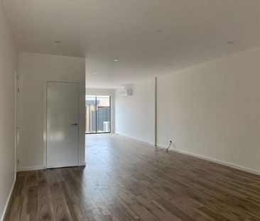 Spacious & Modern 3-Bedroom Townhouse In Prime Craigieburn Location - Photo 1