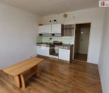 Útulná slunná garsonka (1+kk) ve třetím patře panelového domu s výt... - Photo 6