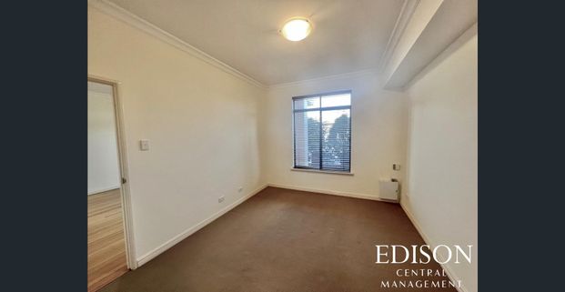 Modern East Perth Living - Stylish 2x2 Apartment with Parking - Photo 1