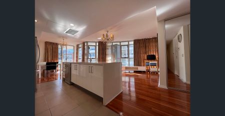 Luxury & Partially Furnished Three Bed Apartment With Water View in Rhodes - Photo 5