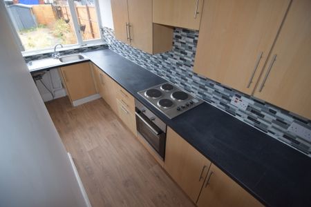 To Let 3 Bed Mid Terraced House - Photo 4