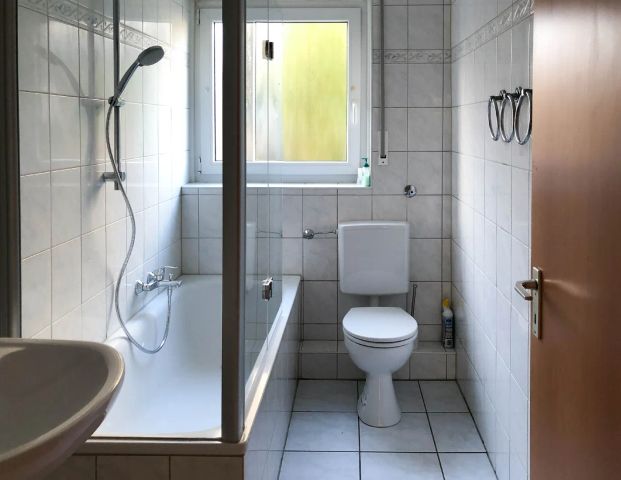 Gut geschnittene EG Wohnung mit Balkon und Garage - Photo 1