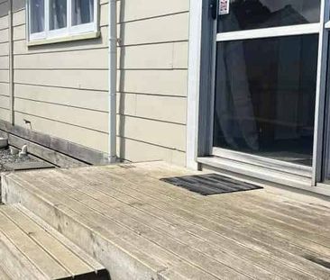 Spacious 4-Bedroom Home – Close to Schools & Shops - Photo 4