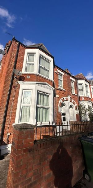 Studio Flat, Hillreach, SE18 - Photo 1