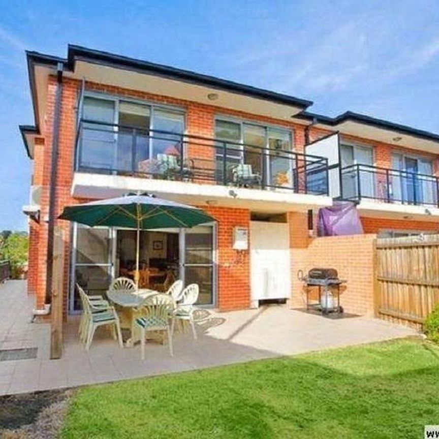 Spacious, Modern Townhouse - Photo 1