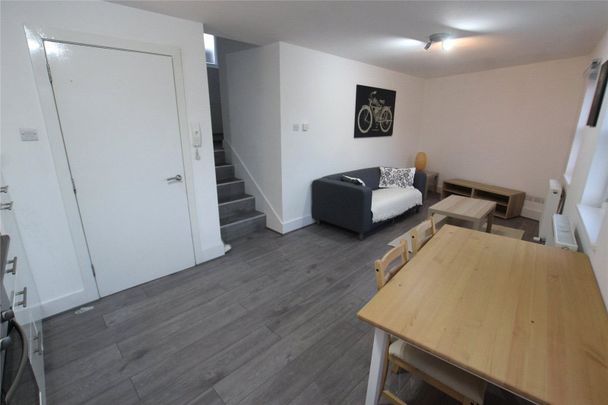 Newly Refurbished One Bedroom Flat- SE13 - Photo 1