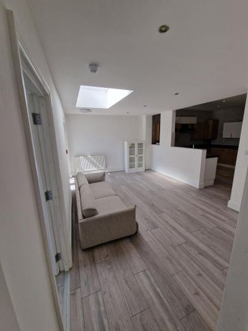 1 bedroom in a house share to rent - Photo 2