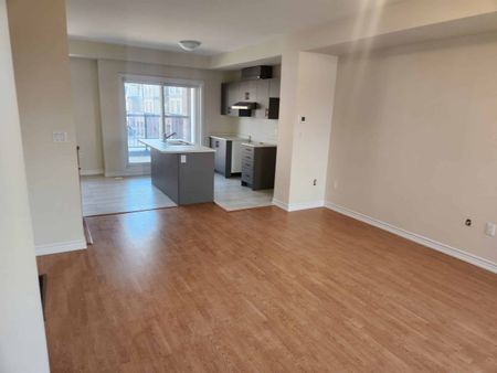 Four bedroom Courtice Ontario - Photo 2