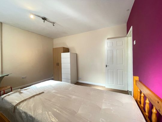 Room in a Shared Flat, Wood Street, E17 - Photo 1