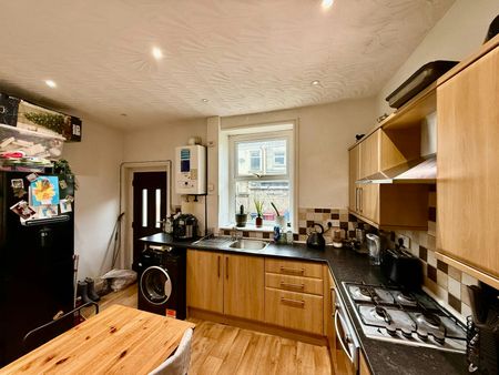 Terraced House to rent on - Photo 5