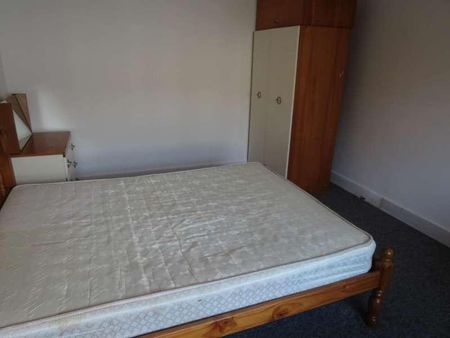 Bedroom Semi Detached House In Winton, BH9 - Photo 2