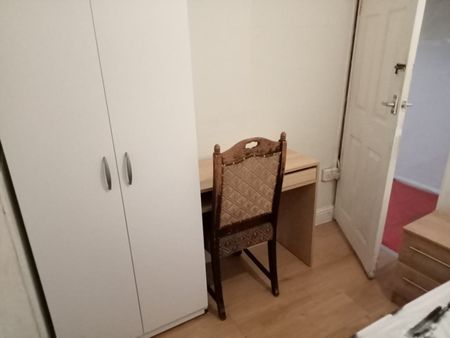 Room in a Shared Flat, Tree Road, E16 - Photo 2