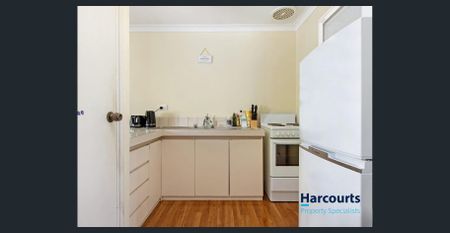 Central location stroll to Rockingham Central - Photo 2