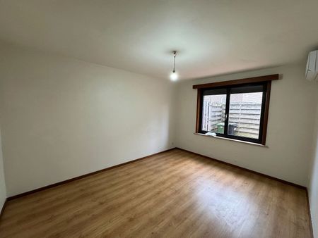 Gerenoveerd ruim gelijkvloers appartement met koertje en garage. - Photo 3